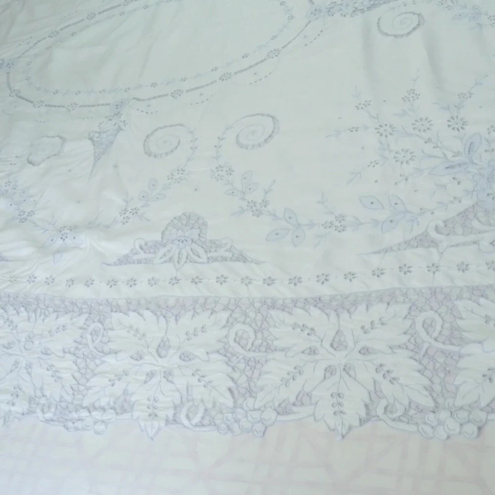 Vintage White Lace Cutwork Tablecloth Floral Madiera Embroidery Bleu White 79x64